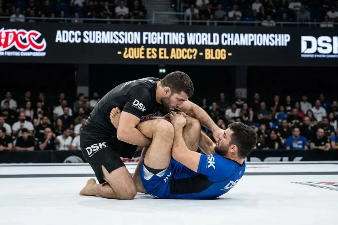 Disputa no ADCC Submission Fighting World Championship com plateia lotada