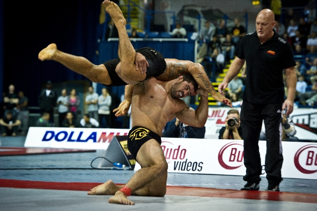 Atleta projetando o adversario em luta de no-gi no ADCC