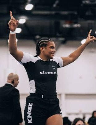 Gabi Pessanha comemora vitoria no No-Gi com os bracos erguidos