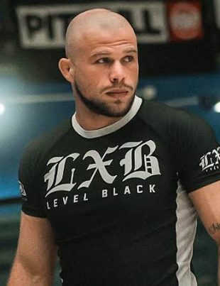 Izaak Michell de rashguard preto Level Black em evento de No-Gi
