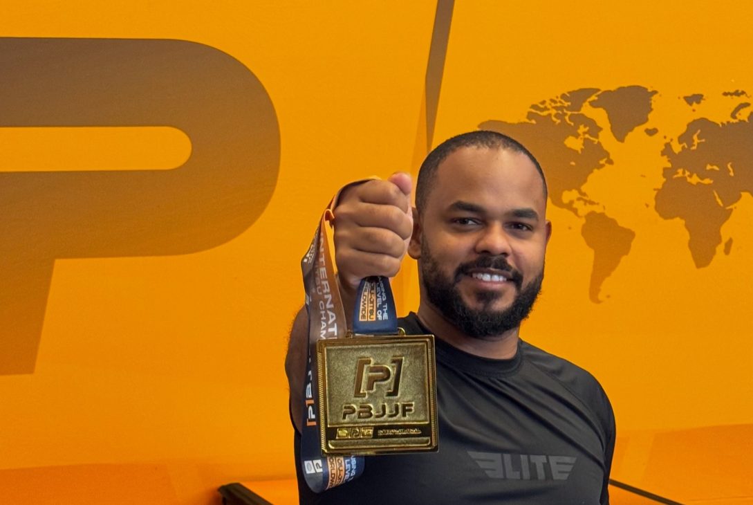 Marcos Aurelio Ormindo Conceicao exibe a medalha de ouro do No-Gi no Atlanta International Open da PBJJF