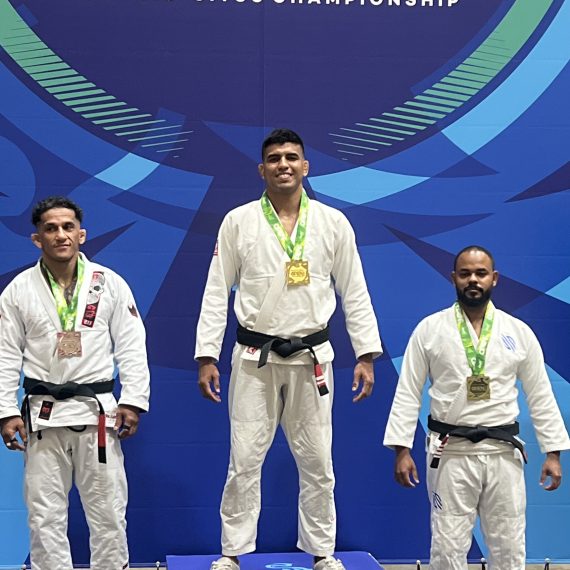 Marcos Aurelio no podio do Gi, terceiro lugar, de kimono e faixa-preta no Charlotte Spring International Open 2026 da IBJJF