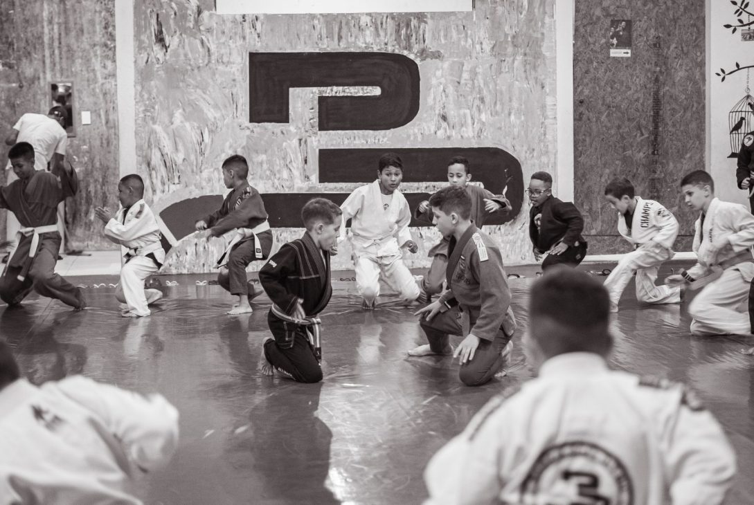 Criancas treinando BJJ em academia de jiu-jitsu no Brasil