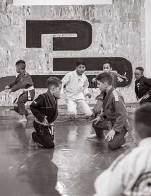 Criancas treinando BJJ em academia de jiu-jitsu no Brasil