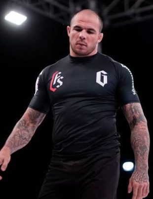 Roosevelt De Sousa competindo de rashguard preto em torneio de No-Gi