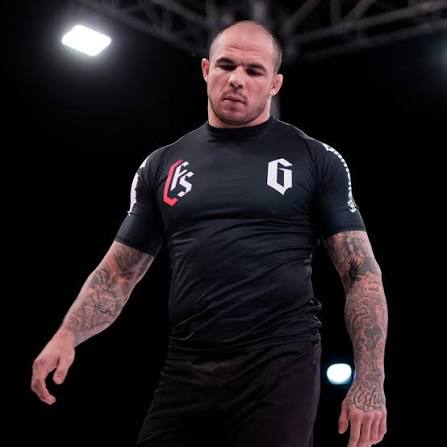 Roosevelt De Sousa competindo de rashguard preto em torneio de No-Gi