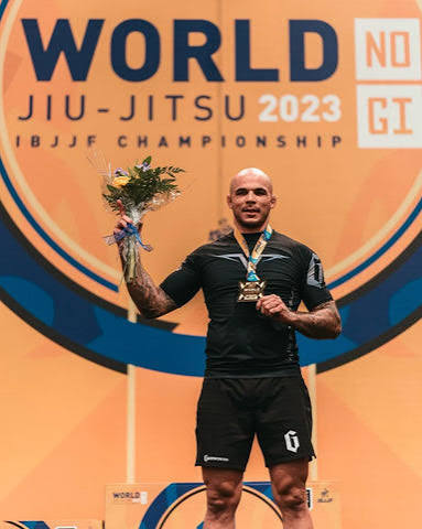 Roosevelt De Sousa comemora titulo no World No-Gi IBJJF Championship de 2023